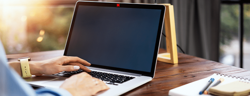 Kamerka w laptopie – zaklejać czy nie? Obsługa IT podpowiada